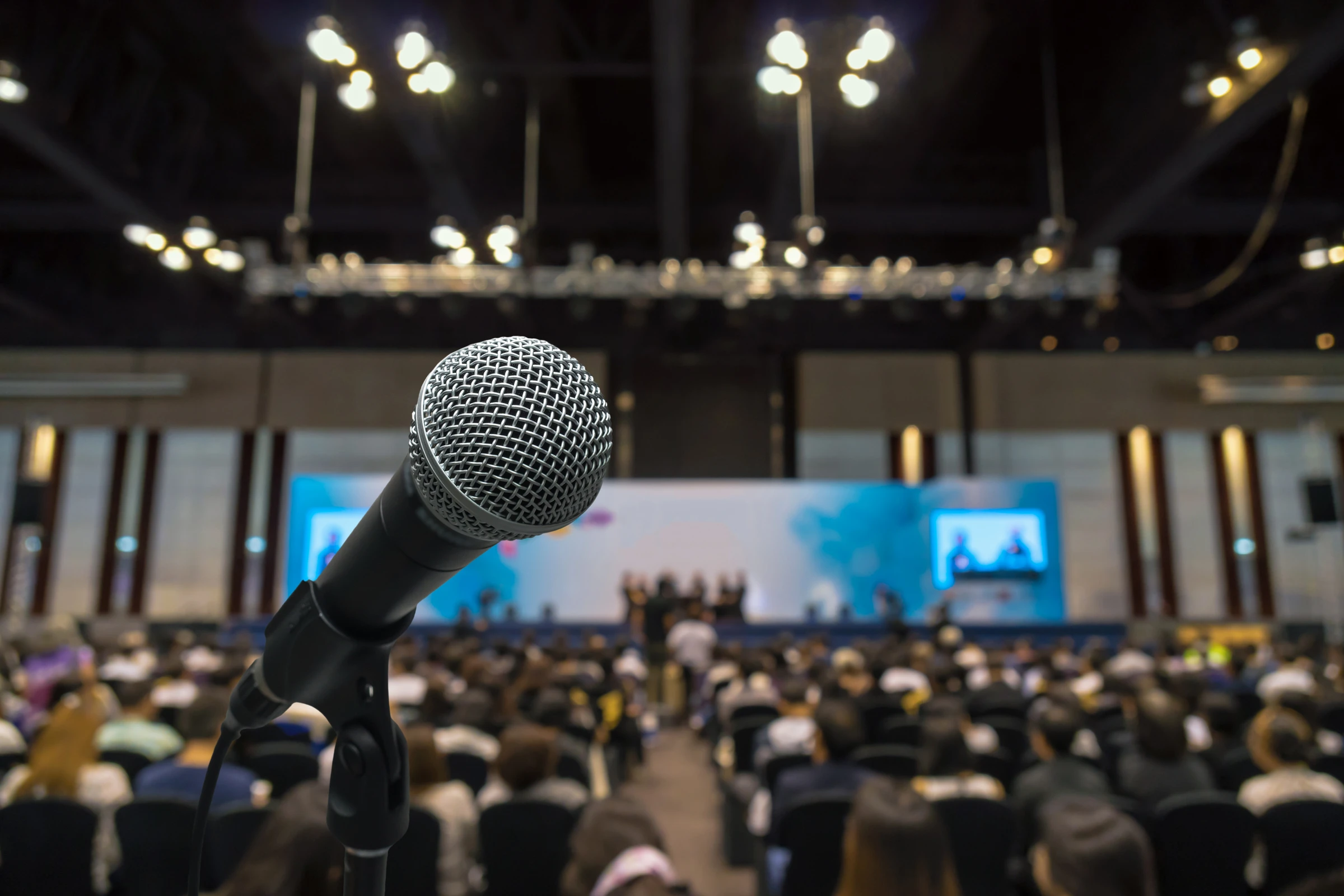 microphone-with-abstract-blurred-photo-of-conferen-2024-02-23-05-04-26-utc_result.webp